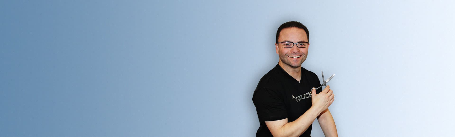 Jochen Schuh, Friseurmeister, mit Schere